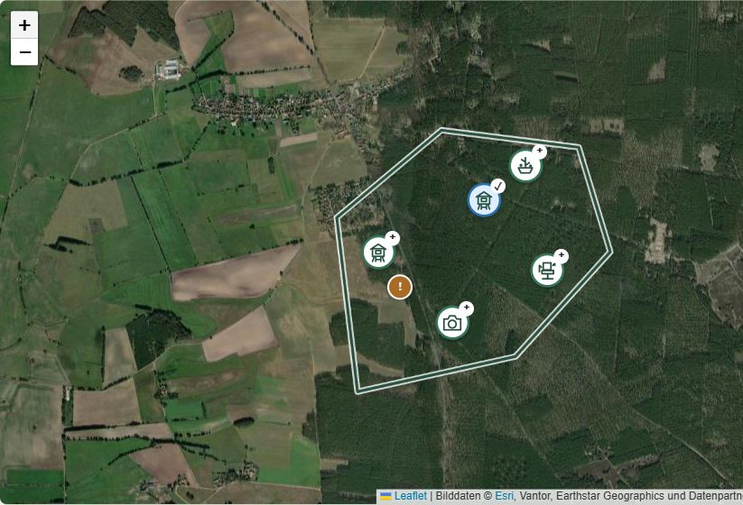 Satellitenkarte mit fiktiver Reviergrenze, Hochsitzen, Wildkamera, Kirrung und einem Hinweis